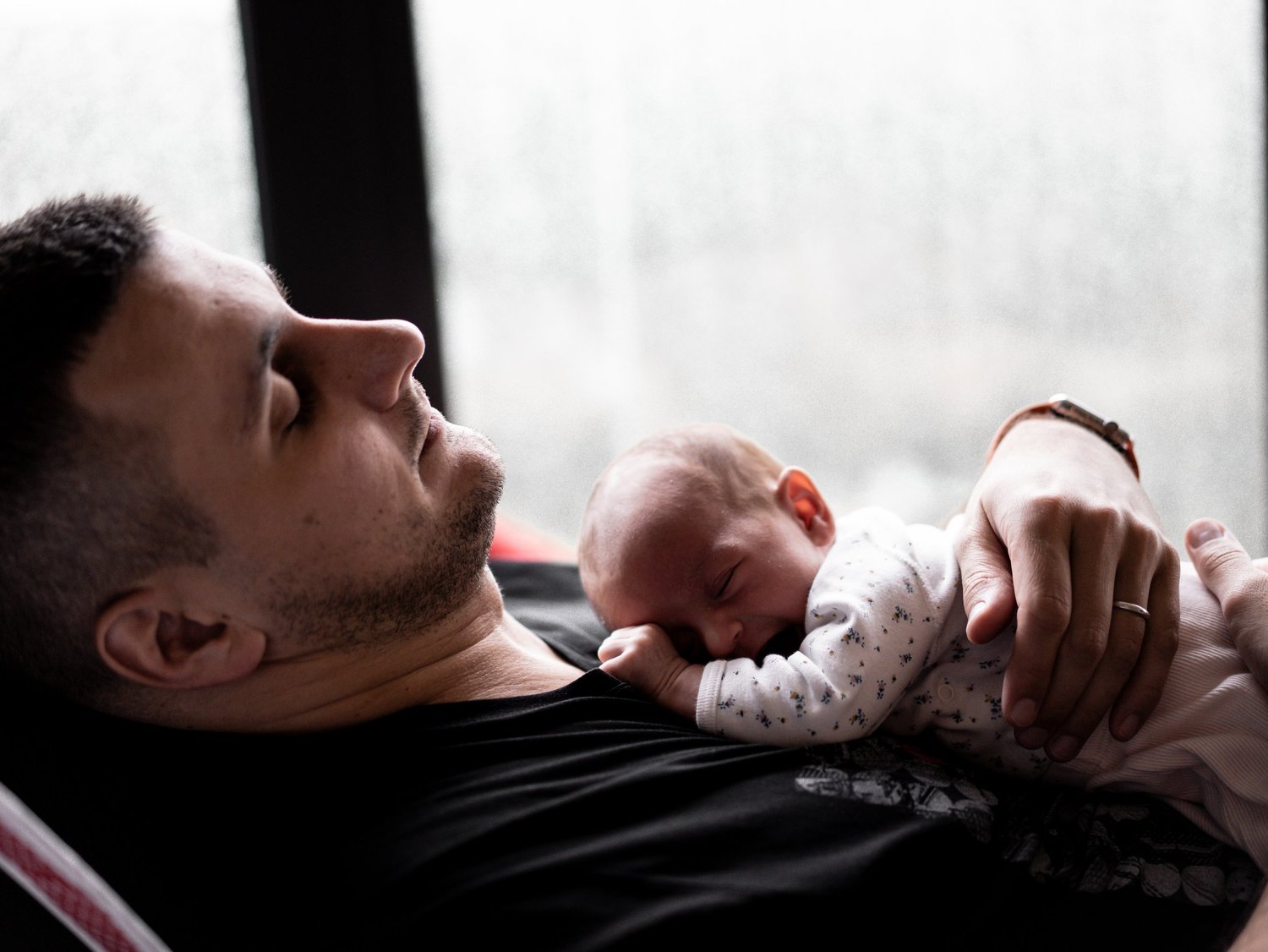 Pasivně ležící tatínek AKA on se těm dětem vůbec nevěnuje!